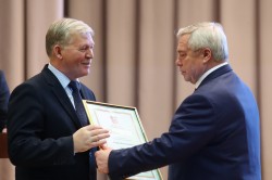 Волгодонск в числе лидеров: Василий Голубев вручил дипломы главам администраций признанных лучшими по итогам оценки эффективности деятельности